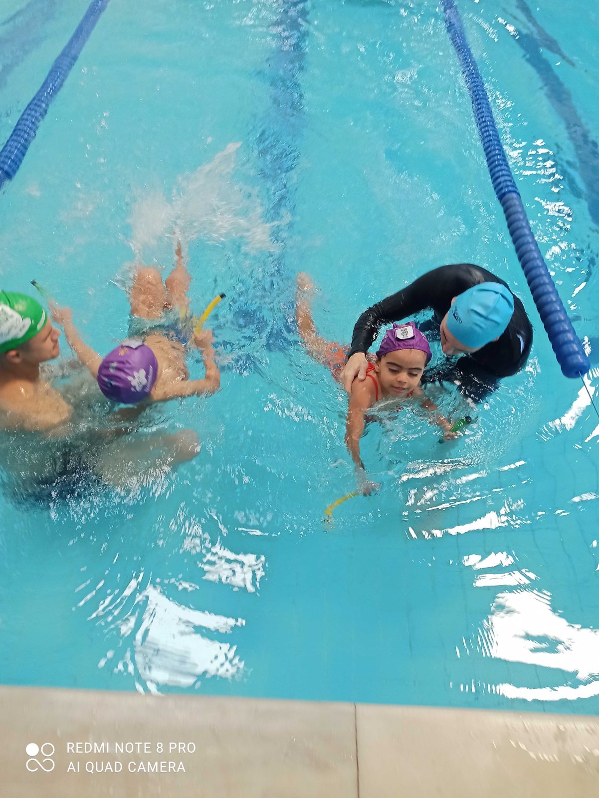 Professor ensinando criança na piscina